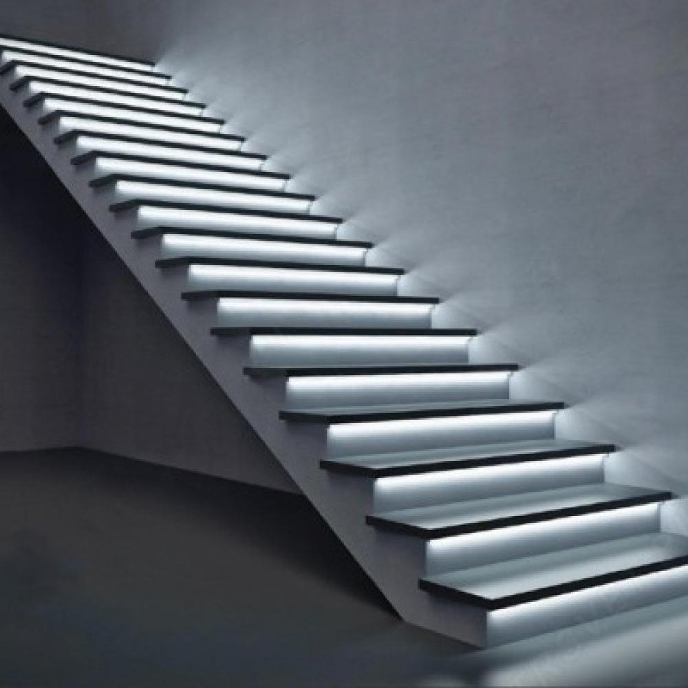 Референс лестница. Профиль для подсветки лестницы светодиодной лентой. Led подсветка ступеней лестницы светодиодная лента. Подсветка лестницы на ступенях. Светодиодный профиль на лестнице.